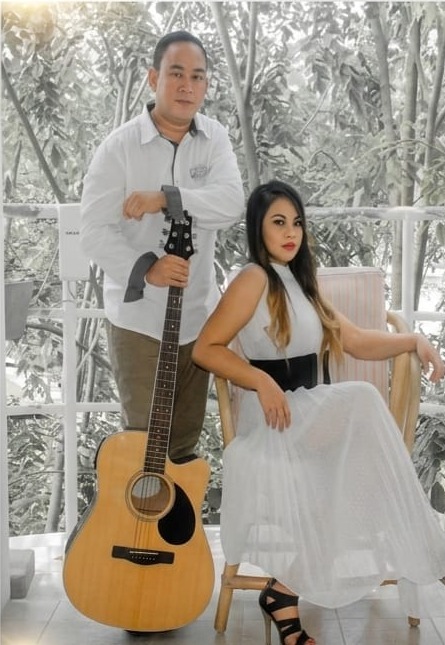 MusicN’Magic duo with acoustic guitar